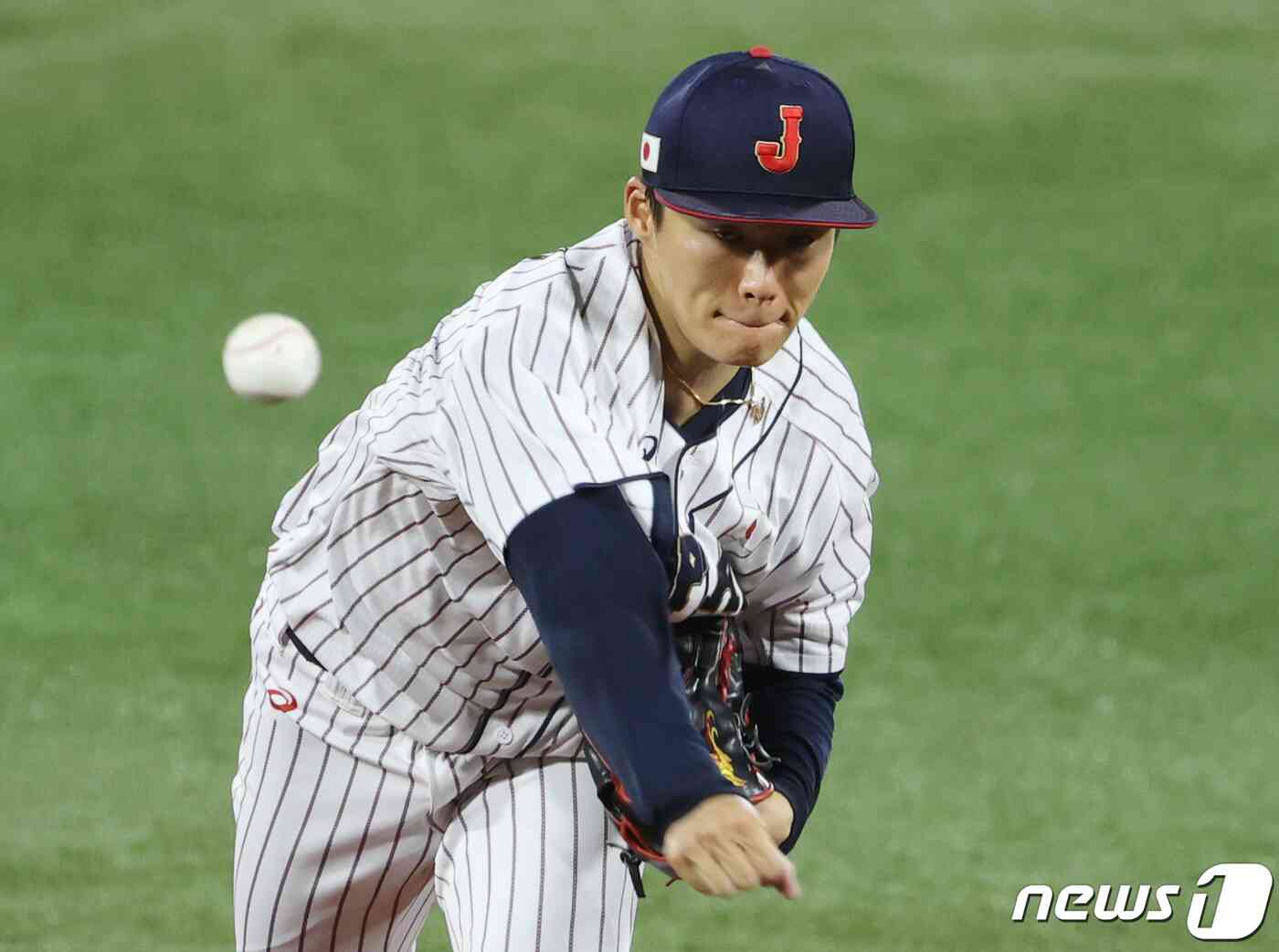 일본 선발 야마모토 요시노부가 4일 오후 일본 요코하마 스타디움에서 열린 '2020 도쿄올림픽' 대한민국과 일본의 경기에서 역투하고 있다. 2021.8.4/뉴스1 © News1 이재명 기자