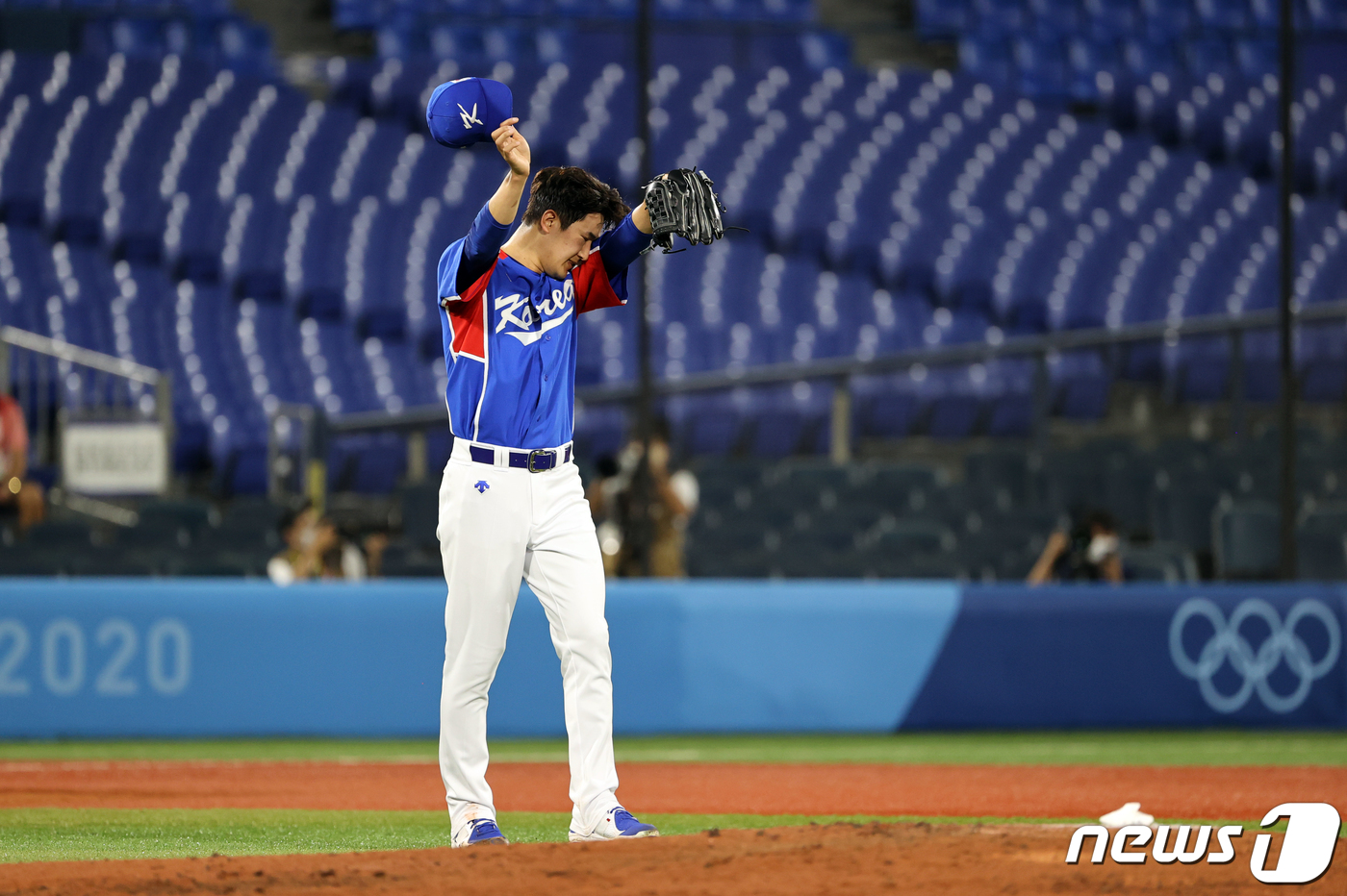 (요코하마=뉴스1) 이재명 기자 = 대한민국 선발 고영표가 4일 오후 일본 요코하마 스타디움에서 열린 '2020 도쿄올림픽' 대한민국과 일본의 경기에서 무사 1루 상황 안타를 허용 …