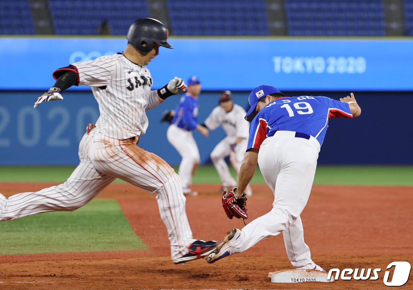 본문 이미지 - 대한민국 고우석이 4일 오후 일본 요코하마 스타디움에서 열린 '2020 도쿄올림픽' 대한민국과 일본의 경기에서 8회말 2사 주자없는 상황, 수비 도중 실수를 범하고 있다. 2021.8.4/뉴스1 ⓒ News1 이재명 기자