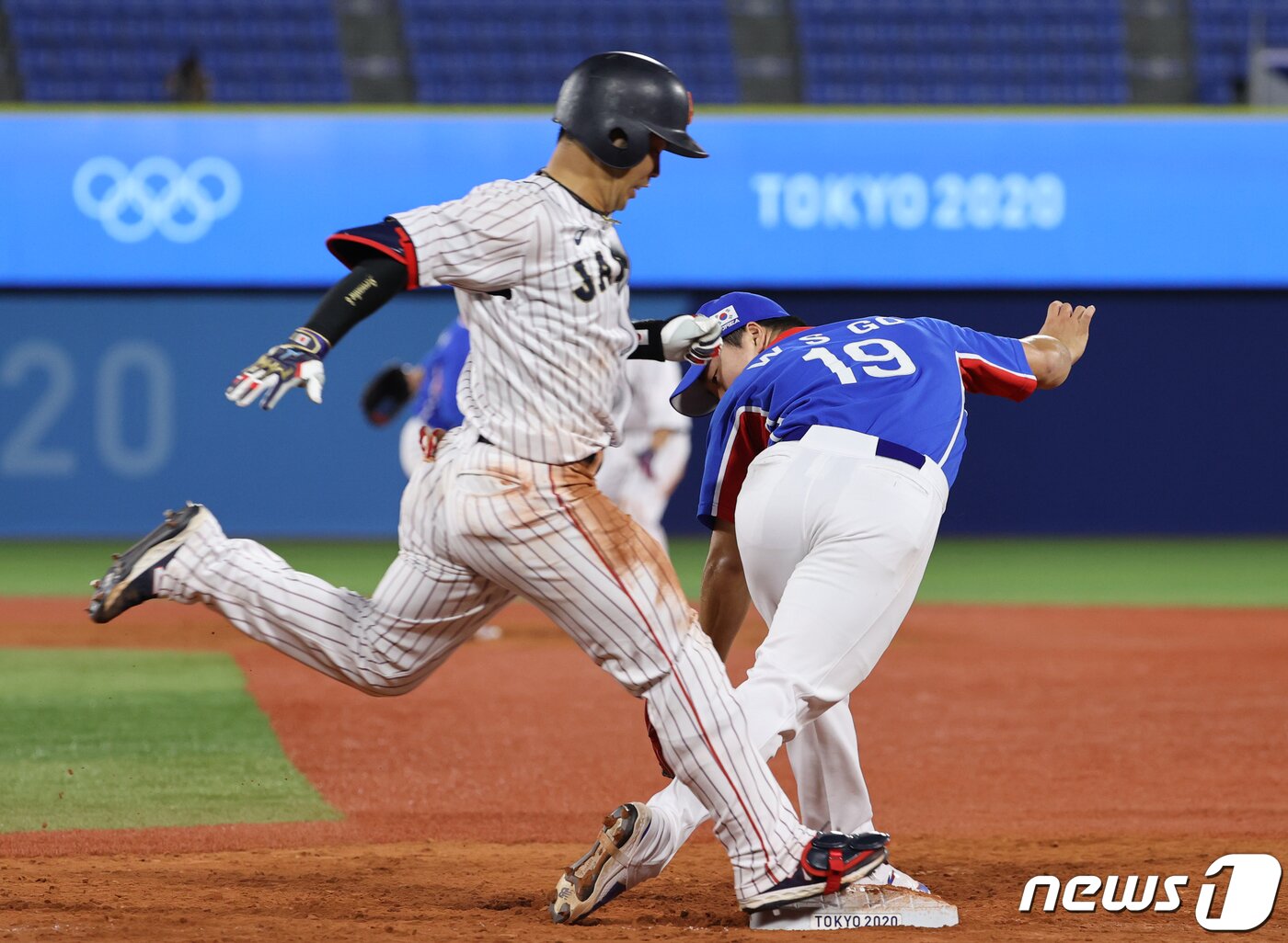 본문 이미지 - 4일 오후 일본 요코하마 스타디움에서 열린 '2020 도쿄올림픽' 대한민국과 일본의 경기에서 고우석이 8회 1사 1루 곤도의 병살 타구 상황에서 1루 베이스를 제대로 밟지 못해 안타를 허용하고 있다. 이날 대한민국 대표팀은 5대 2로 일본에 패해 결승 직행이 좌절됐다. 8회 동점 상황에서 구원 등판한 고우석은 1사 후 안타, 고의사구, 볼넷 등을 내주며 2사 만루 위기에 몰렸으며 야마다 테츠토에게 좌중간을 가르는 싹쓸이 2루타를 맞았다. ⓒ News1 이재명 기자