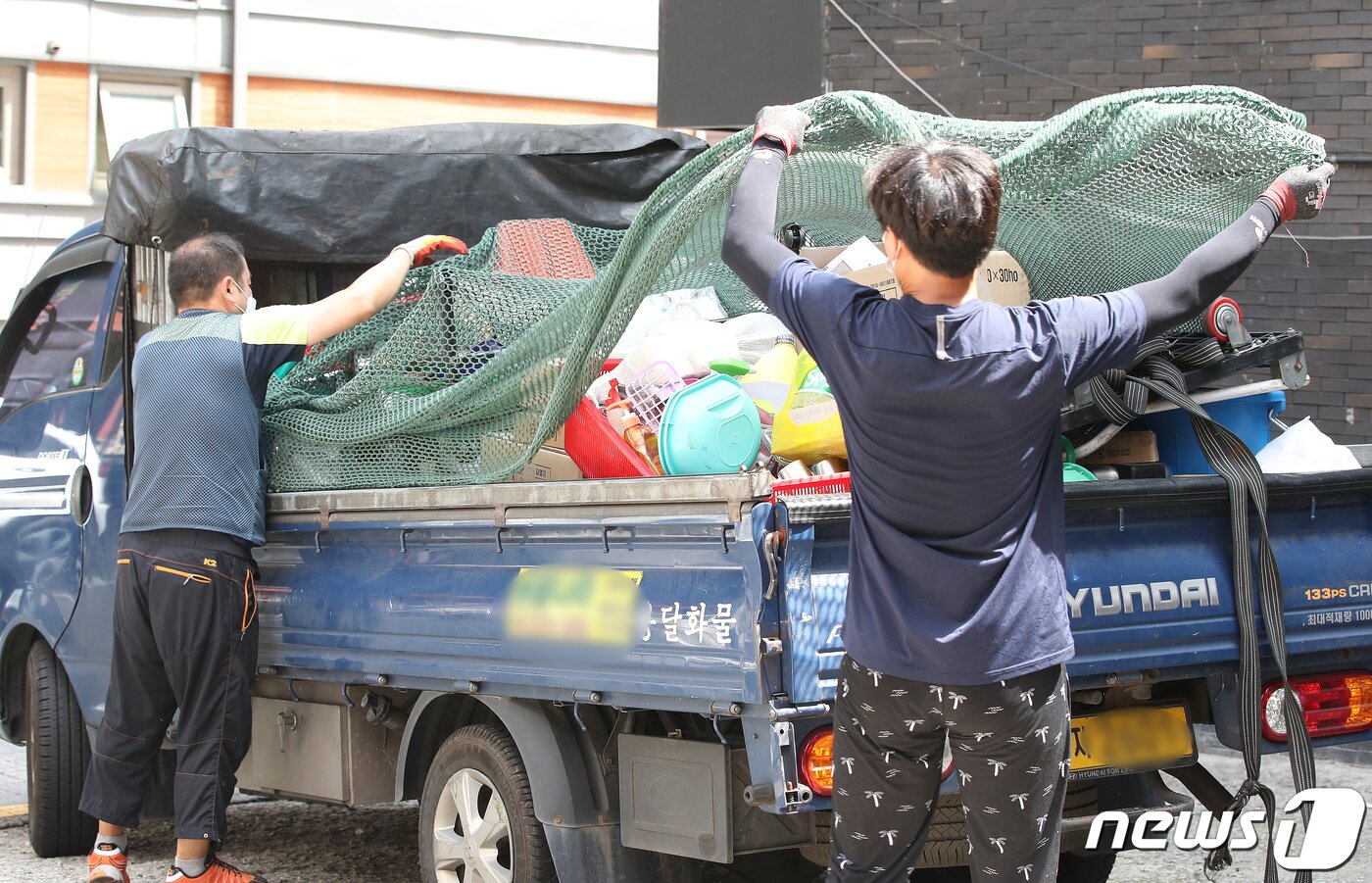 본문 이미지 - 5일 서울 종로구 먹자골목 내 한 식당에서 관계자들이 폐업으로 인한 식당 물품을 용달차로 옮기고 있다. 정부는 수도권의 사회적 거리두기 4단계 시행 4주차에도 신종 코로나바이러스 감염증(코로나19) 확산세가 줄어들지 않자 정부가 8일 종료되는 현행 사회적 거리두기 단계를 2주 연장하는 방안을 고려하고 있다. 정부는 이를 위해 6일 방역안을 조정 발표한다. 2021.8.5/뉴스1 ⓒ News1 임세영 기자