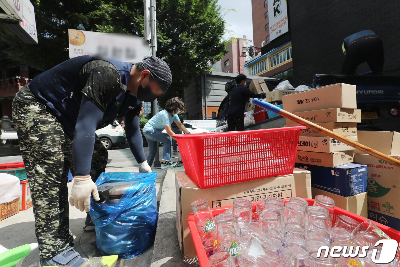 본문 이미지 - 5일 서울 종로구 먹자골목 내 식당에서 관계자들이 폐업으로 인해 물품을 정리하고 있다. 정부는 수도권의 사회적 거리두기 4단계 시행 4주차에도 신종 코로나바이러스 감염증(코로나19) 확산세가 줄어들지 않자 정부가 8일 종료되는 현행 사회적 거리두기 단계를 2주 연장하는 방안을 고려하고 있다. 정부는 이를 위해 6일 방역안을 조정 발표한다. 2021.8.5/뉴스1 ⓒ News1 임세영 기자