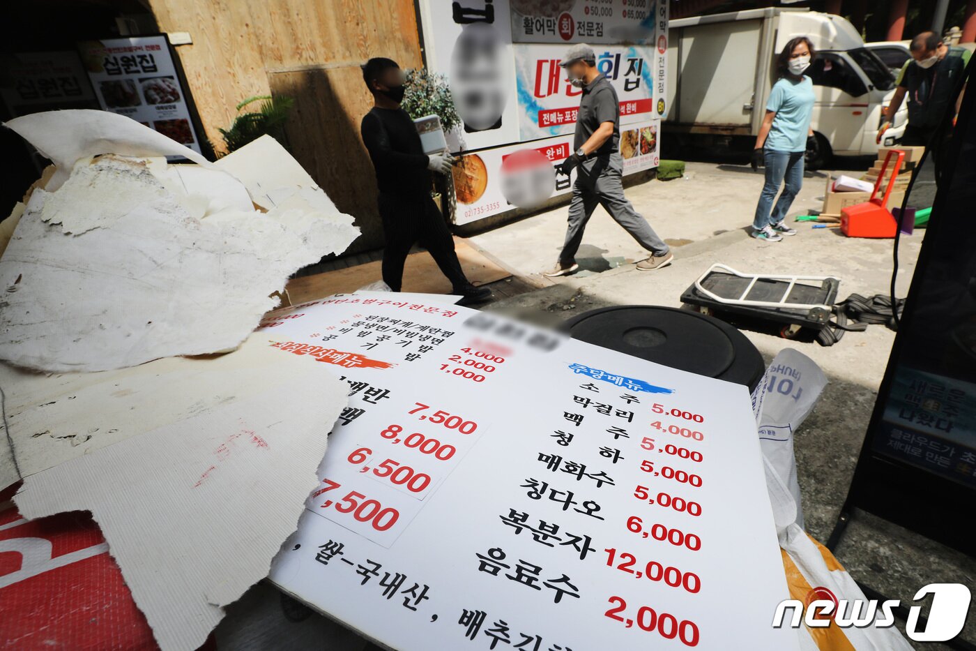 본문 이미지 - 5일 서울 종로구 먹자골목 내 식당에서 관계자들이 폐업으로 인해 물품을 정리하고 있다. 정부는 수도권의 사회적 거리두기 4단계 시행 4주차에도 신종 코로나바이러스 감염증(코로나19) 확산세가 줄어들지 않자 정부가 8일 종료되는 현행 사회적 거리두기 단계를 2주 연장하는 방안을 고려하고 있다. 정부는 이를 위해 6일 방역안을 조정 발표한다. ⓒ News1 임세영 기자