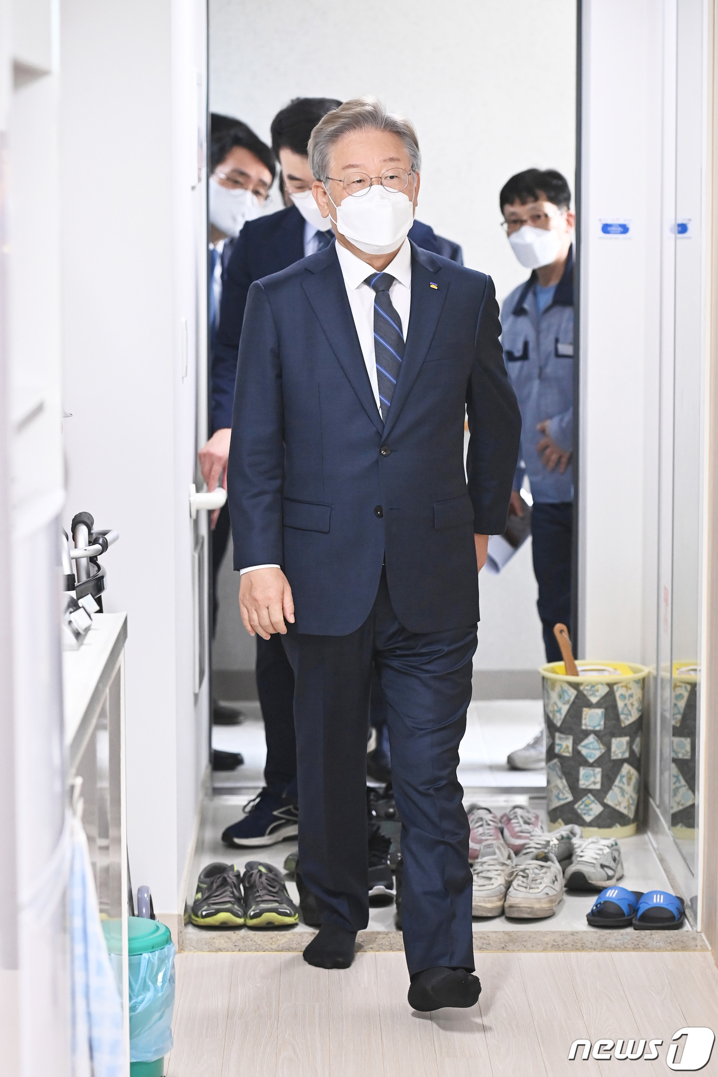 (수원=뉴스1) 경기사진공동취재단 = 이재명 경기도지사가 5일 경기도 수원시 영통구 광교원천 행복주택 현장을 방문하고 있다. 2021.8.5/뉴스1