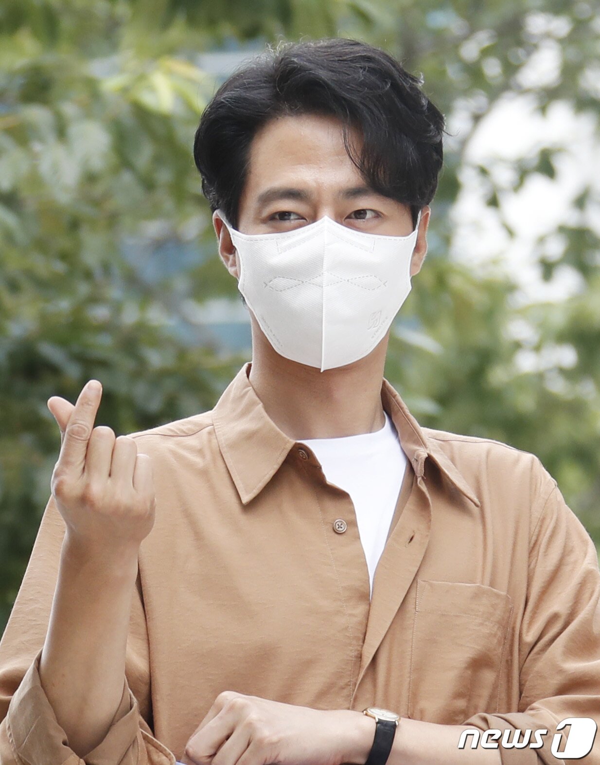 본문 이미지 - 영화 '모가디슈' 조인성이 5일 오후 서울 양천구 SBS목동에서 진행되는 SBS 파워FM '두시탈출 컬투쇼' 라디오 일정을 위해 방송국으로 들어서며 인사를 하고 있다. 2021.8.5/뉴스1 ⓒ News1 권현진 기자