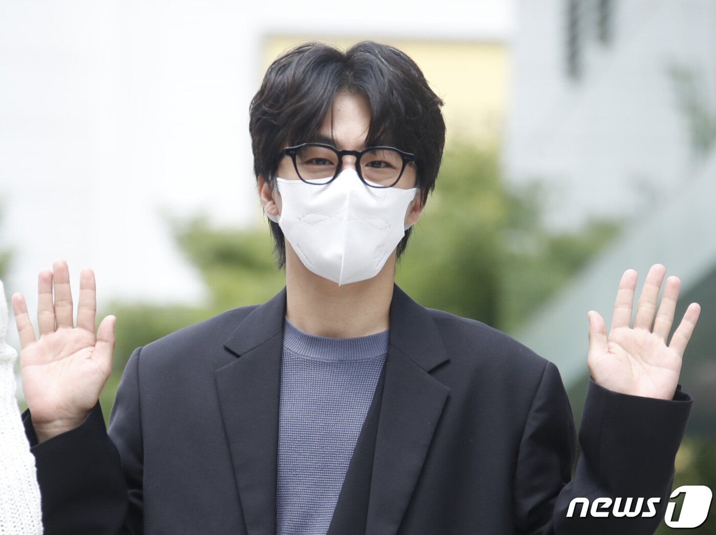 본문 이미지 - 영화 '모가디슈' 배우 구교환이 5일 오후 서울 양천구 SBS목동에서 진행되는 SBS 파워FM '두시탈출 컬투쇼' 라디오 일정을 위해 방송국으로 들어서며 인사를 하고 있다. 2021.8.5/뉴스1 ⓒ News1 권현진 기자