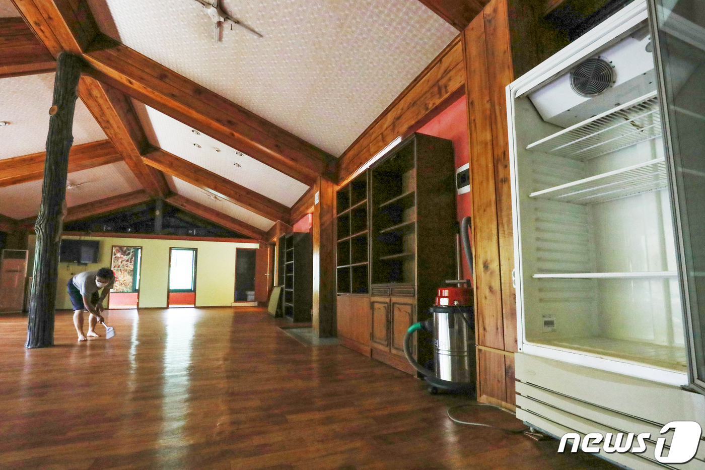 (가평=뉴스1) 민경석 기자 = 신종 코로나바이러스 감염증(코로나19) 4차 대유행에 따른 정부의 사적 모임 인원 제한으로 인해 '대성리 MT촌'에 여름철 여행객들의 발길이 뚝 끊 …