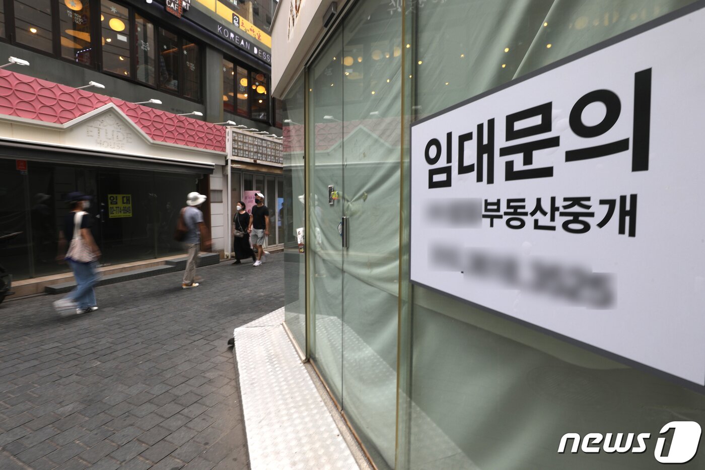 본문 이미지 - 서울 중구 명동에 상점들이 폐점한 채 임대현수막이 걸려 있다.  ⓒ 뉴스1 황기선 기자