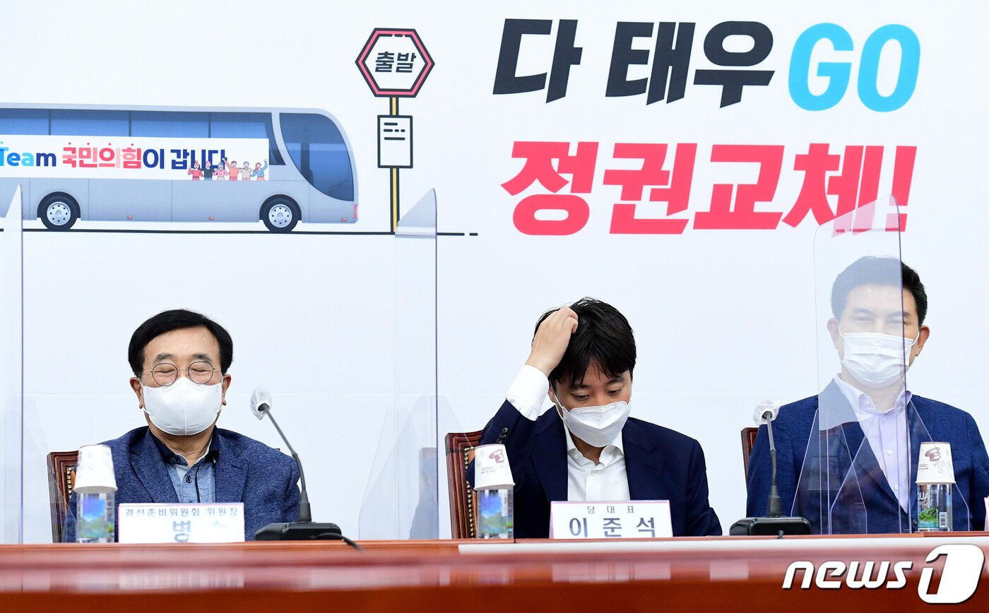 본문 이미지 - 이준석 국민의힘 대표와 서병수 국민의힘 대선 경선준비위원장이 5일 서울 여의도 국회에서 열린 국민의힘 제20대 대통령선거 경선 예비후보 전체회의에서 예비후보들의 발언을 듣고있다./뉴스1 ⓒ News1 이동해 기자