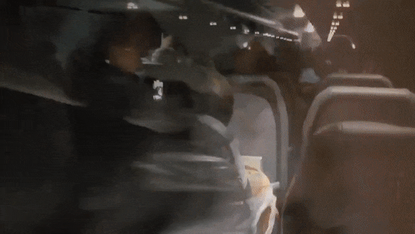 본문 이미지 - 여성 승무원 두 명의 가슴을 만지고, 남성 승무원 얼굴을 때린 이 남성을 진정시키기 위해 의자에 결박했다. (트위터 갈무리) ⓒ 뉴스1