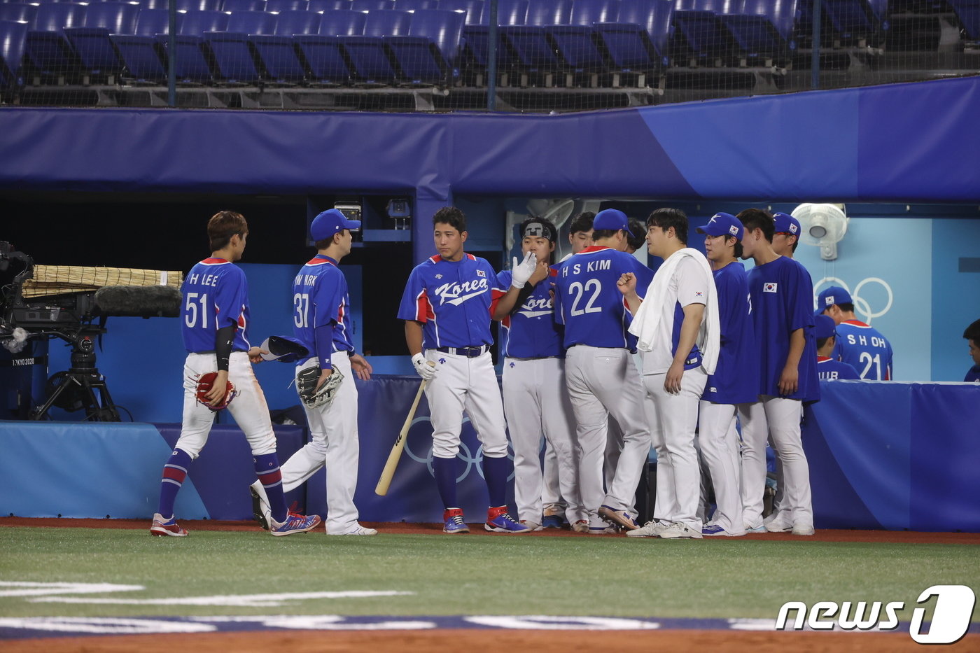 본문 이미지 - 5일 저녁 일본 도쿄 가나가와현 요코하마스타디움에서 열린 &#39;2020 도쿄올림픽&#39; 대한민국과 미국의 패자준결승 야구경기 7대2 5점차로 지고 있는 대한민국 선수들이 8회말 수비를 마친 후 덕아웃으로 들어오고 있다. 2021.8.5/뉴스1 ⓒ News1 송원영 기자