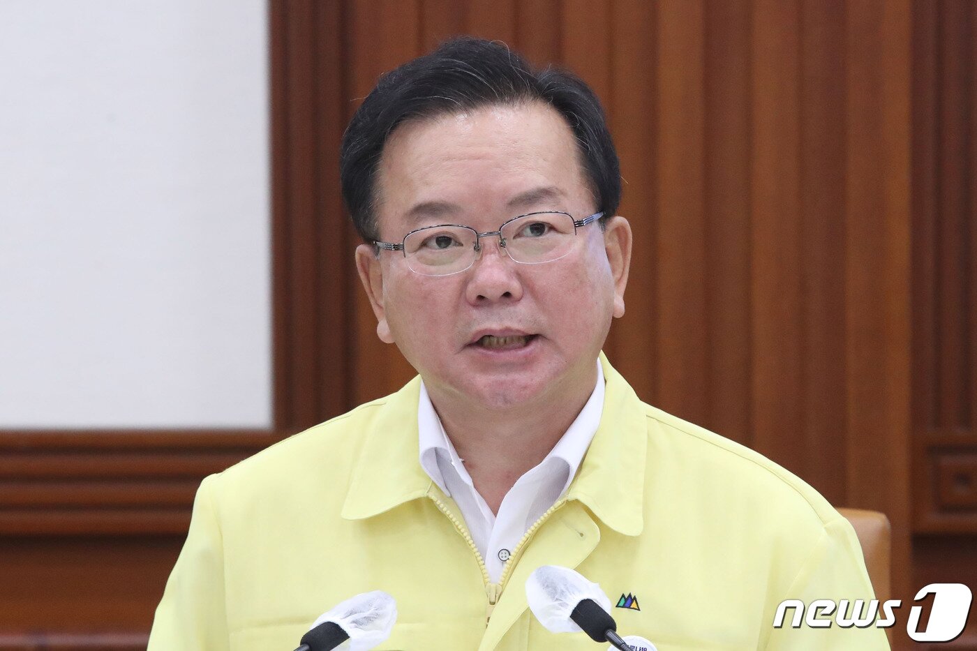 본문 이미지 - 김부겸 국무총리가 6일 오전 서울 종로구 정부서울청사에서 열린 코로나19 중앙재난안전대책본부(중대본) 회의에서 모두발언을 하고 있다. 김 총리는 이날 회의에서 "정부는 고심 끝에 수도권 4단계, 비수도권 3단계 거리두기를 2주 더 연장하고자 한다＂고 밝혔다.  ⓒ News1 박정호 기자