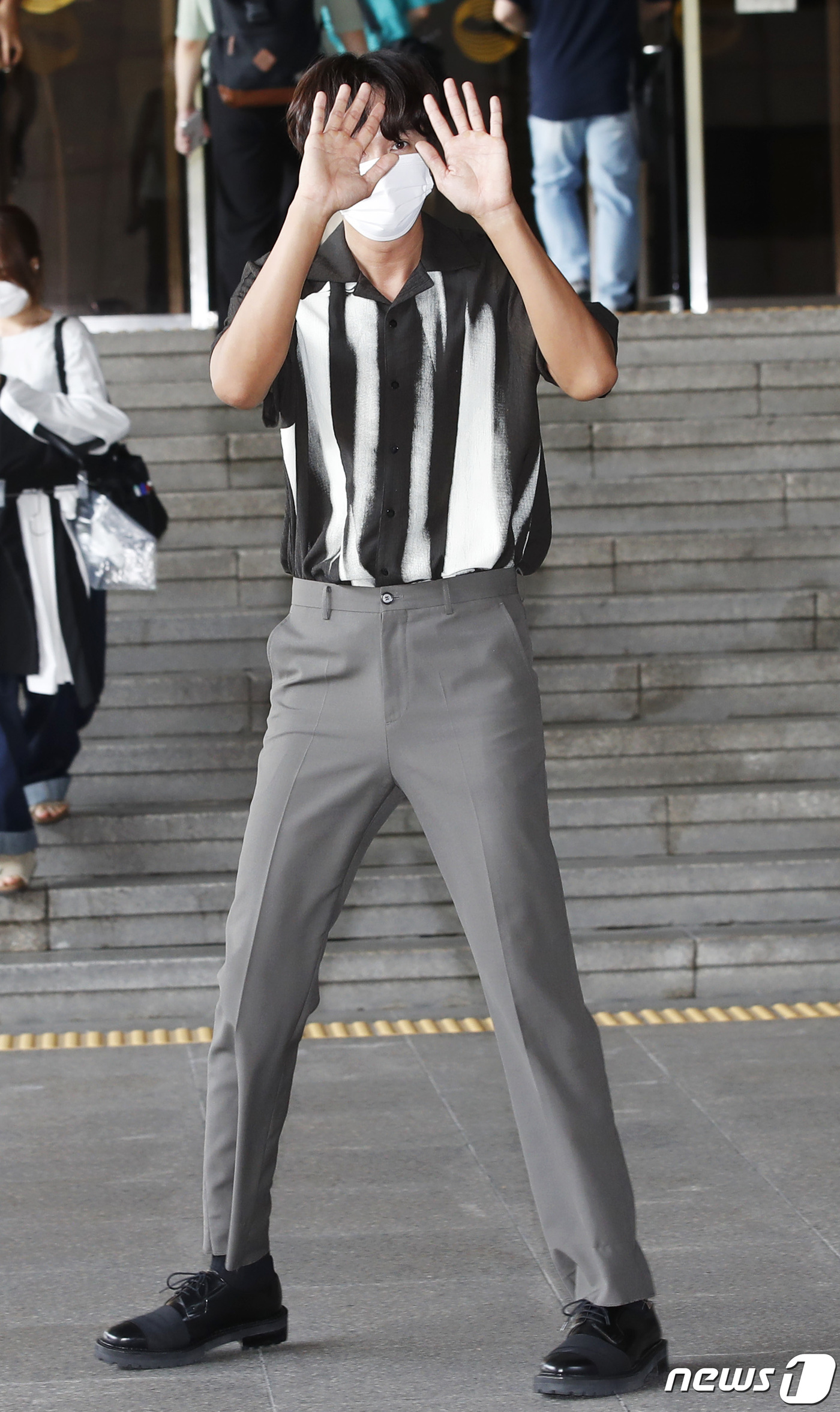 (서울=뉴스1) 권현진 기자 = ‘싱크홀’ 주연 배우 이광수가 6일 오전 서울 영등포구 여의도 KBS에서 진행된 KBS 1TV '아침마당'을 마치고 방송국을 나서며 인사를 하고 있 …