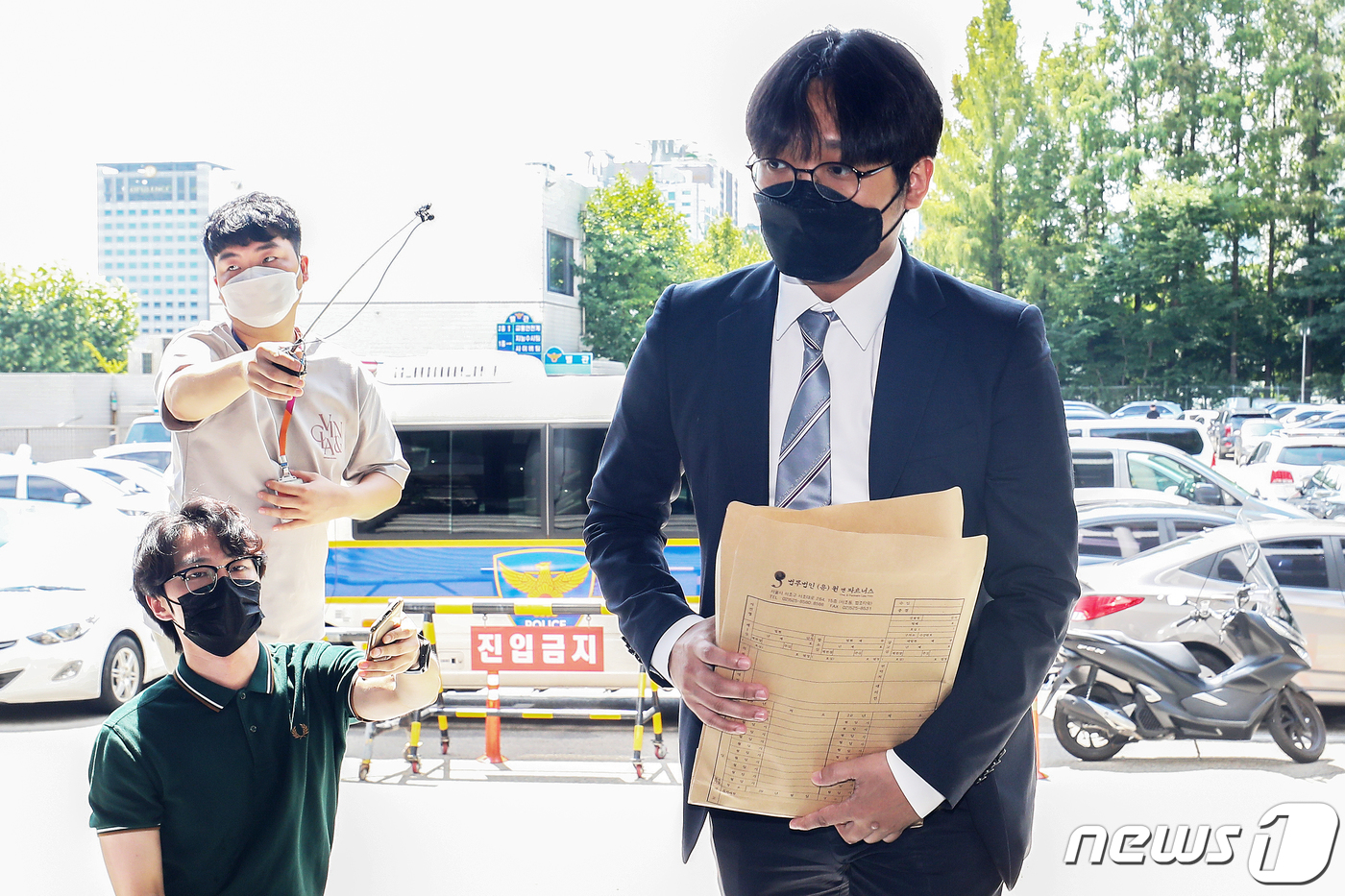 (서울=뉴스1) 민경석 기자 = 한강공원에서 술을 마신 뒤 실종됐다가 숨진 채 발견된 故 손정민씨의 친구 A씨의 법률 대리인 양정근 변호사가 6일 오전 서울 서초경찰서에 도착해 악 …