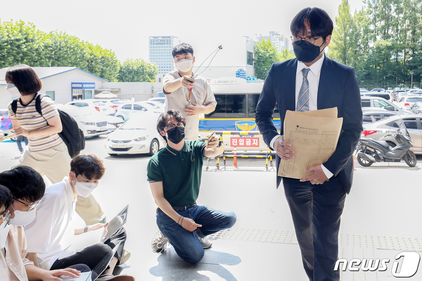 (서울=뉴스1) 민경석 기자 = 한강공원에서 술을 마신 뒤 실종됐다가 숨진 채 발견된 故 손정민씨의 친구 A씨의 법률 대리인 양정근 변호사가 6일 오전 서울 서초경찰서에 도착해 악 …