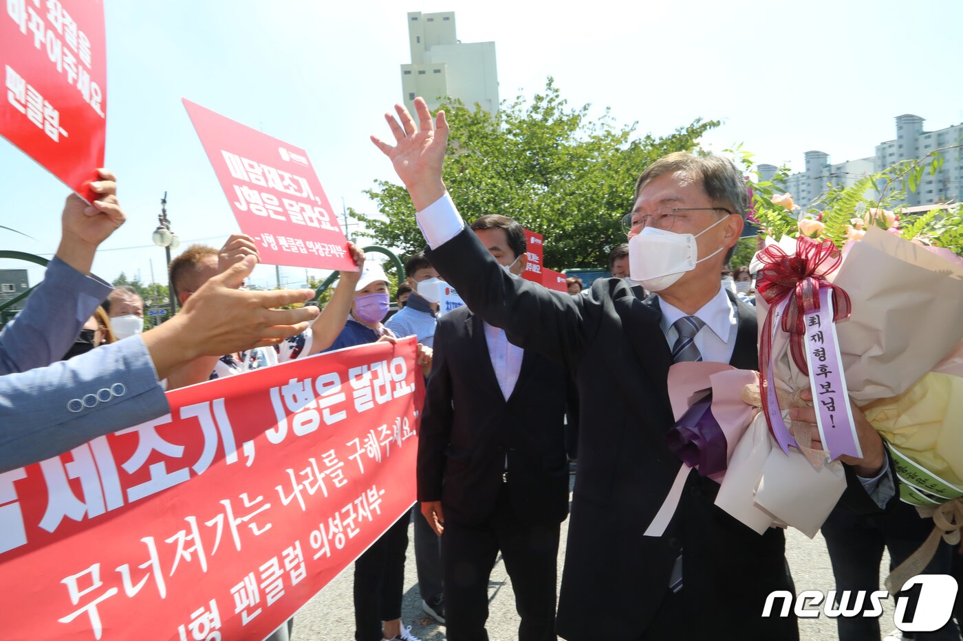 본문 이미지 - 국민의힘 대권주자인 최재형 전 감사원장이 6일 경북 구미시 박정희 전 대통령 생가에 도착해 지지자들로부터 환영을 받고 있다. 국민의힘 대권주자 가운데 처음으로 박 전 대통령 생가를 방문한 최 전 감사원장은 "박 전 대통령이 오늘날 대한민국의 번영이 있게 했다＂고 말했다. 2021.8.6/뉴스1 ⓒ News1 정우용 기자