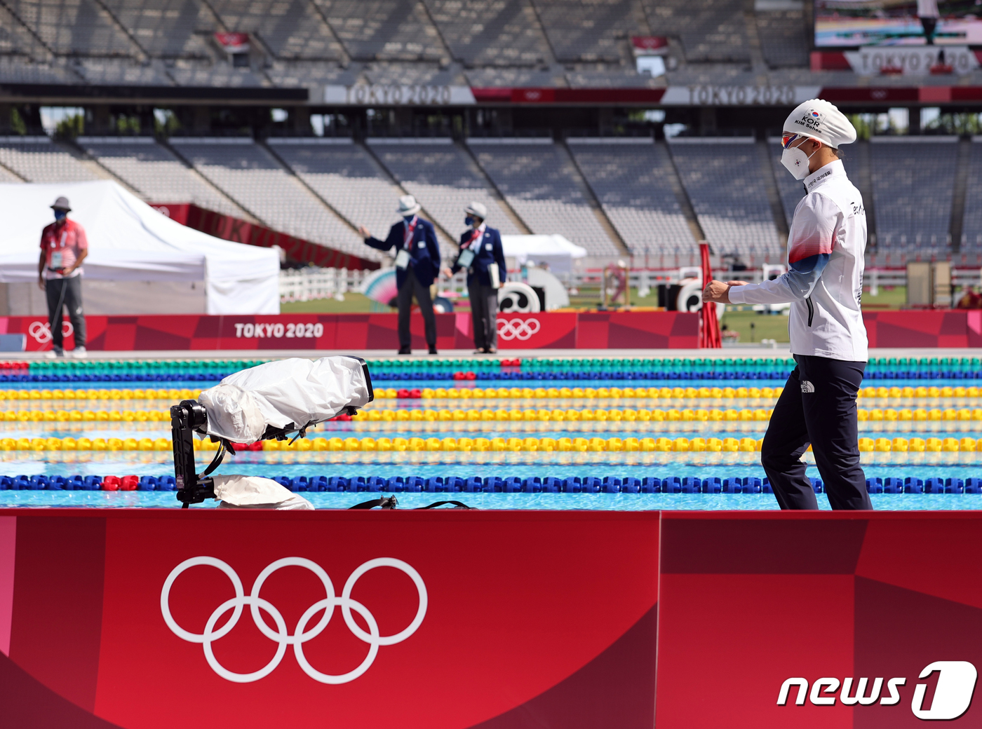 (도쿄=뉴스1) 이재명 기자 = 근대5종 국가대표 김세희가 6일 오후 일본 도쿄스타디움에서 열린 '2020 도쿄올림픽' 여자 수영 200m에서 출전하기 위해 입장하고 있다. 202 …