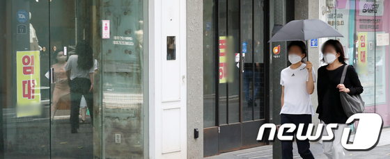 서울 중구 명동 거리의 문을 닫은 상점들에 임대 문의 안내문이 붙어 있다.© News1 민경석 기자