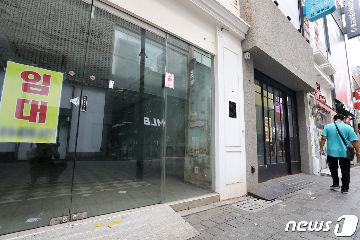 본문 이미지 - 서울 중구 명동 거리의 문을 닫은 상점들에 임대 문의 안내문이 붙어 있다. 2021.8.6/뉴스1 ⓒ News1 민경석 기자