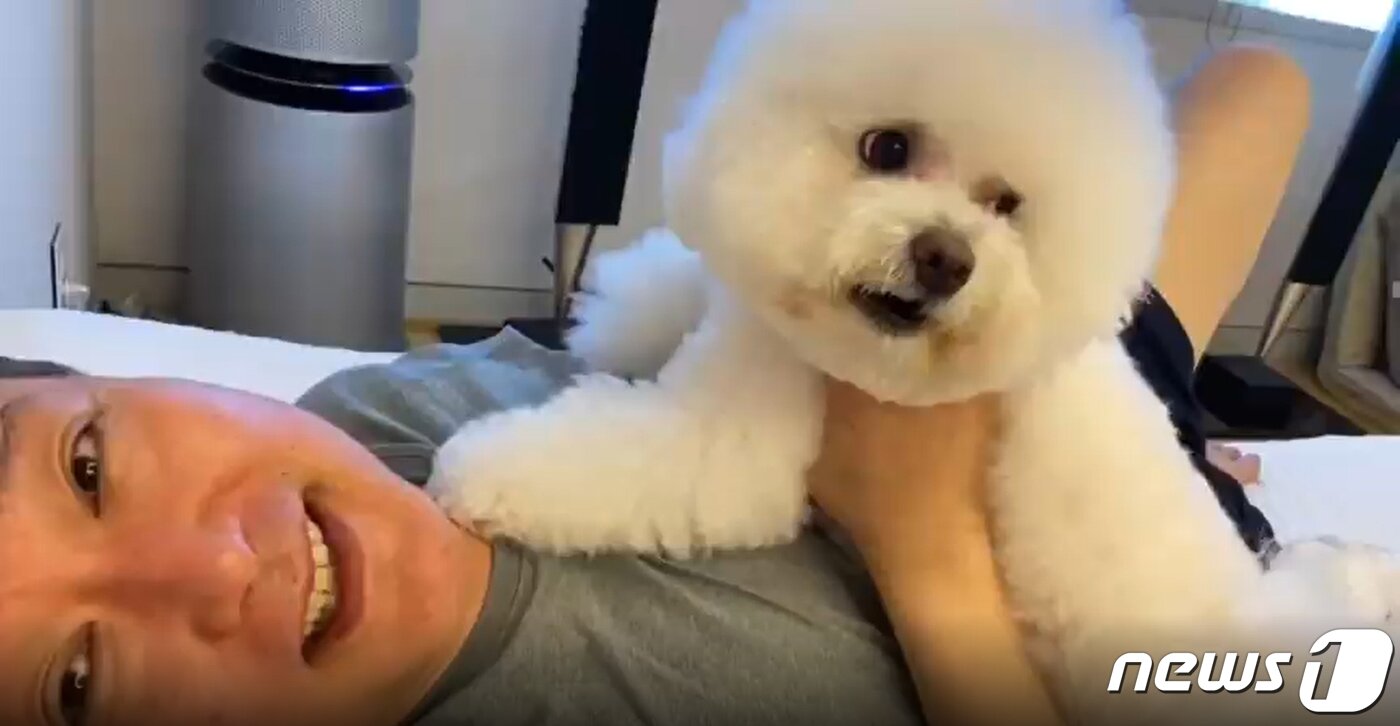 본문 이미지 - 여름휴가 중인 윤석열 국민의힘 대선 예비후보가 6일 인스타그램을 통해 반려견과 함께 시간을 보내는 모습을 공개했다.(인스타그램 tory.stagram 캡처) 2021.8.6/뉴스1