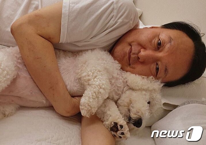 본문 이미지 - 여름휴가 중인 윤석열 국민의힘 대선 예비후보가 6일 인스타그램을 통해 반려견과 함께 시간을 보내는 모습을 공개했다.(윤석열 인스타그램 캡처) 2021.8.6/뉴스1
