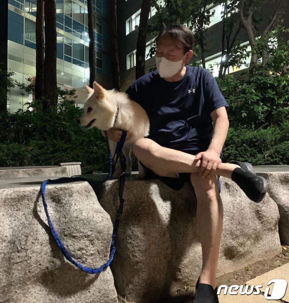 본문 이미지 - 윤석열 후보의 반려견 인스타그램 '토리스타그램'에 올라온 사진. '토리와 도리 아빠 오늘 개더워요 그만 집에 들어가요 언니오빠삼촌이모 더위조심하새오. 모기도 조심하새오'라고 적었다.