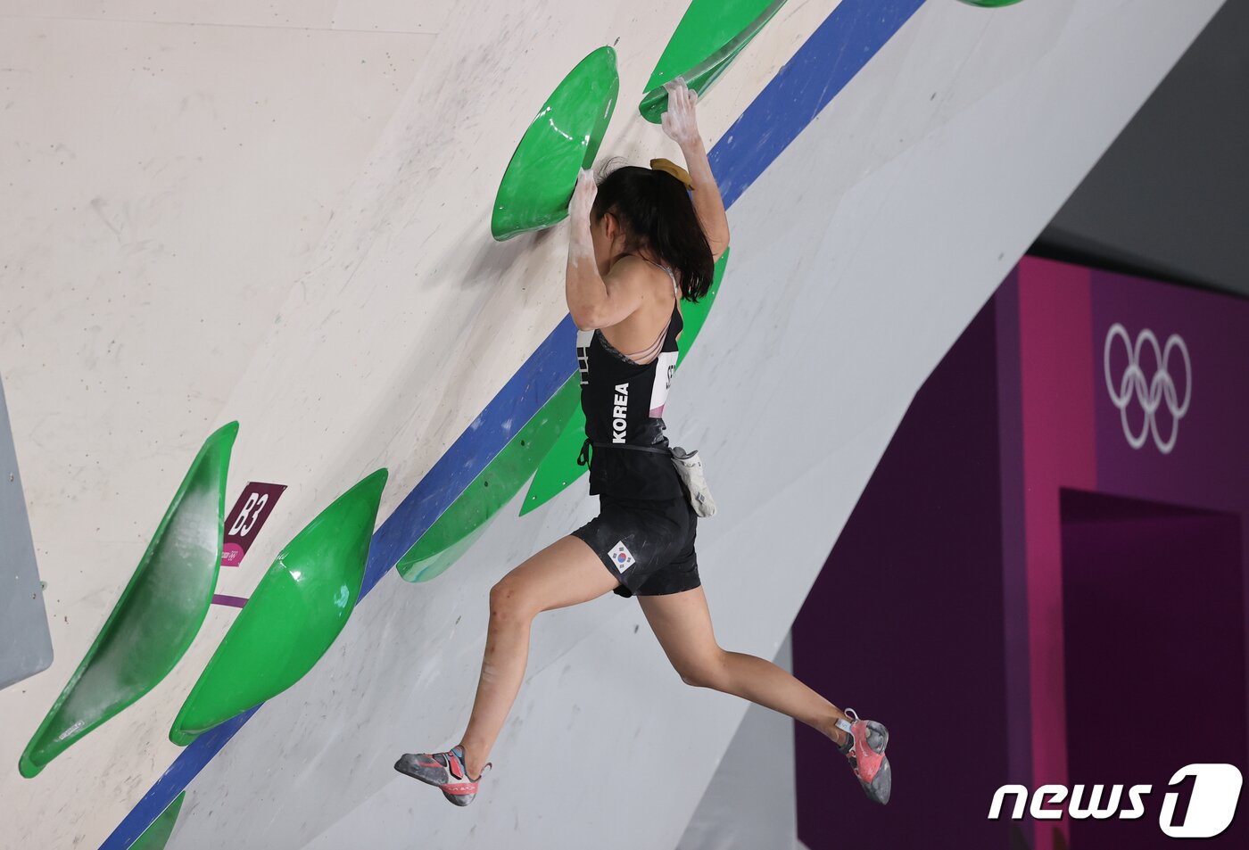 본문 이미지 - 스포츠클라이밍 서채현이 6일 일본 도쿄 아오미 어반 스포츠파크에서 열린 '2020 도쿄올림픽' 여자 스포츠클라이밍 콤바인 볼더링 결승전에서 암벽을 오르고 있다. .2021.8.6/뉴스1 ⓒ News1 송원영 기자