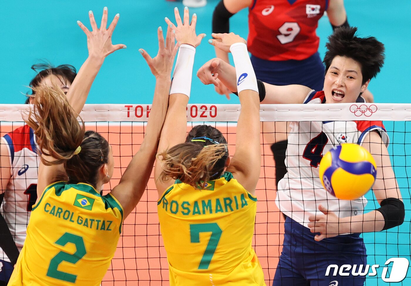 본문 이미지 - 배구 김희진이 6일 오후 일본 도쿄 아리아케 아레나에서 열린 '2020 도쿄올림픽' 여자 배구 준결승 대한민국과 브라질의 경기에서 공격을 하고 있다. 2021.8.6/뉴스1 ⓒ News1 이재명 기자