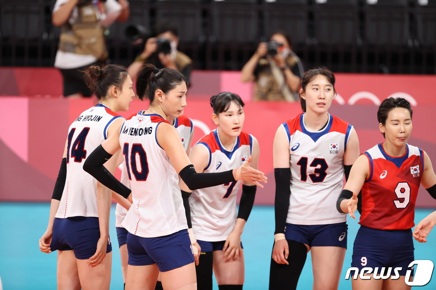 본문 이미지 - 김연경을 비롯한 여자배구 대표팀이 6일 오후 일본 도쿄 아리아케 아레나에서 열린 '2020 도쿄올림픽' 여자 배구 준결승 대한민국과 브라질의 경기에서 세트스코어 0:3으로 패한 뒤 아쉬워 하고 있다. ⓒ News1 이재명 기자