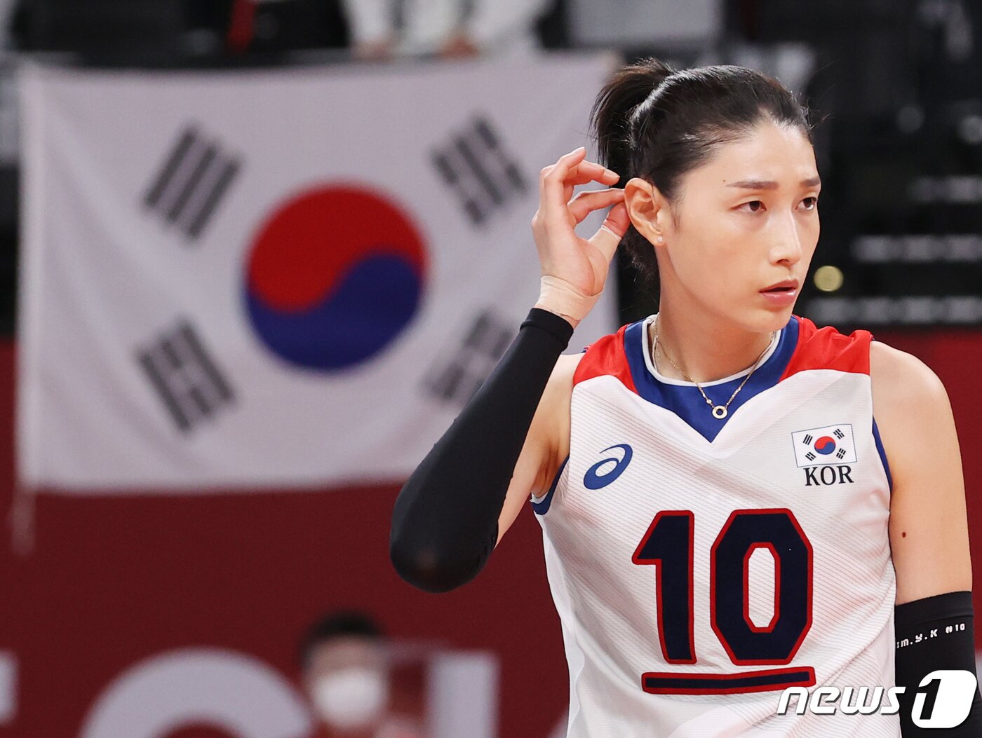 본문 이미지 - 배구 김연경이 6일 오후 일본 도쿄 아리아케 아레나에서 열린 &#39;2020 도쿄올림픽&#39; 여자 배구 준결승 대한민국과 브라질의 경기에서 점수 격차가 커지자 표정이 굳어지고 있다. 2021.8.6/뉴스1 ⓒ News1 송원영 기자