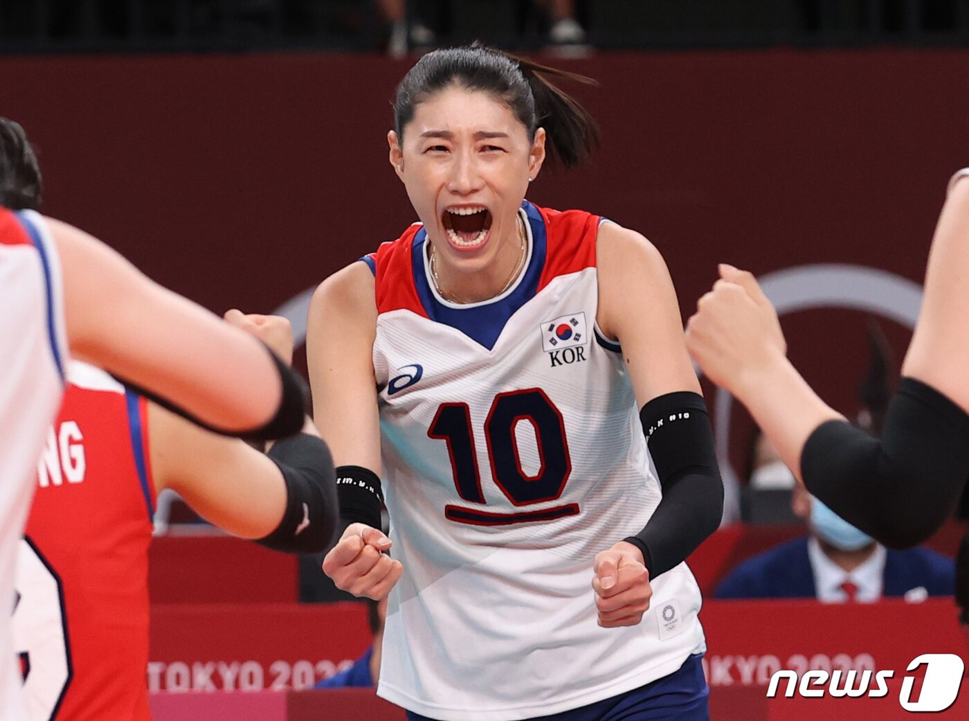 본문 이미지 - 배구 김연경이 6일 오후 일본 도쿄 아리아케 아레나에서 열린 '2020 도쿄올림픽' 여자 배구 준결승 대한민국과 브라질의 경기에서 득점 성공에 환호하고 있다.2021.8.6/뉴스1 ⓒ News1 송원영 기자