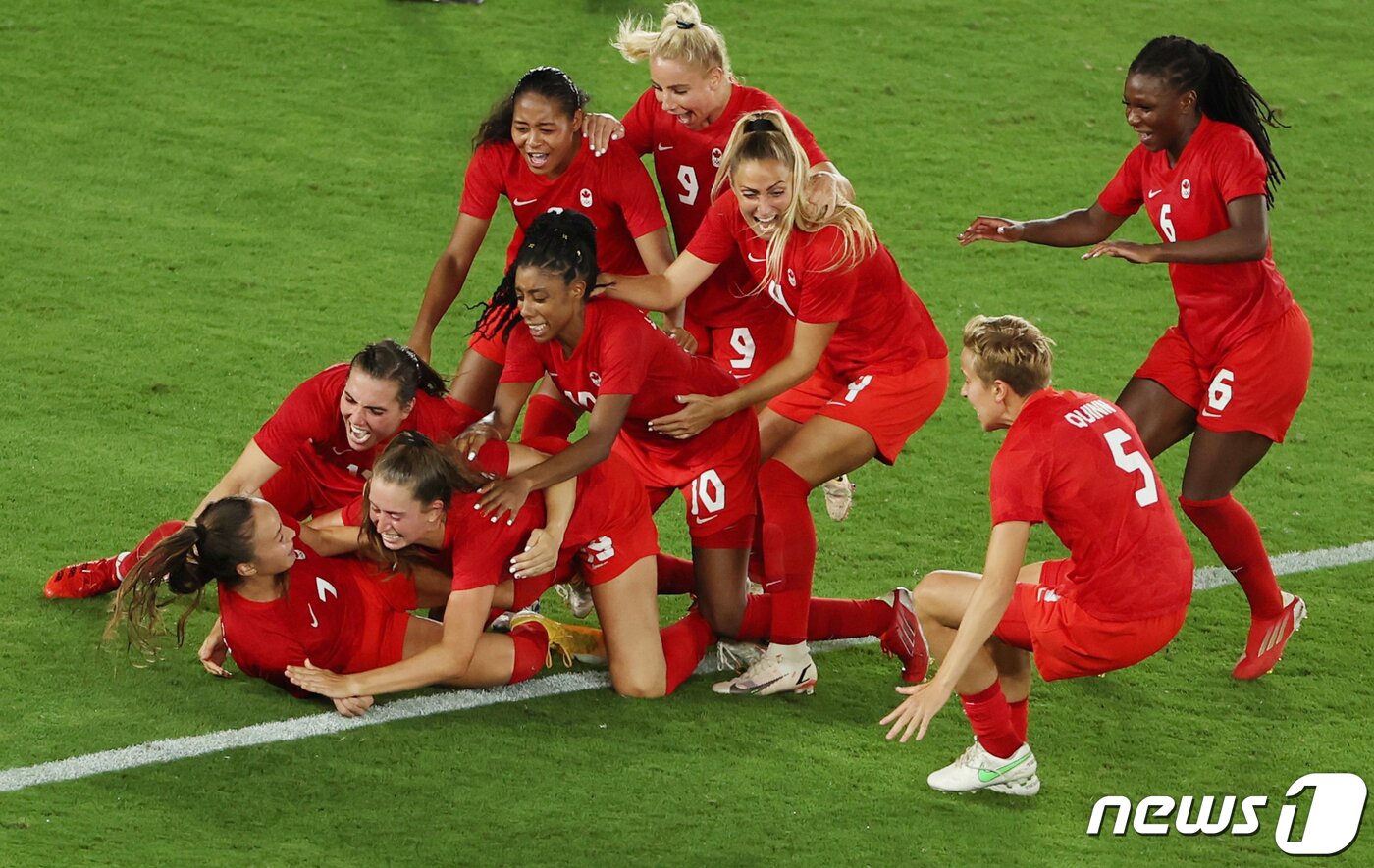 본문 이미지 - 6일 도쿄 올림픽 여자축구 결승에서 승리한 캐나다 선수들이 기뻐하고 있다. 5번이 퀸. ⓒ 로이터=뉴스1 ⓒ News1 박형기 