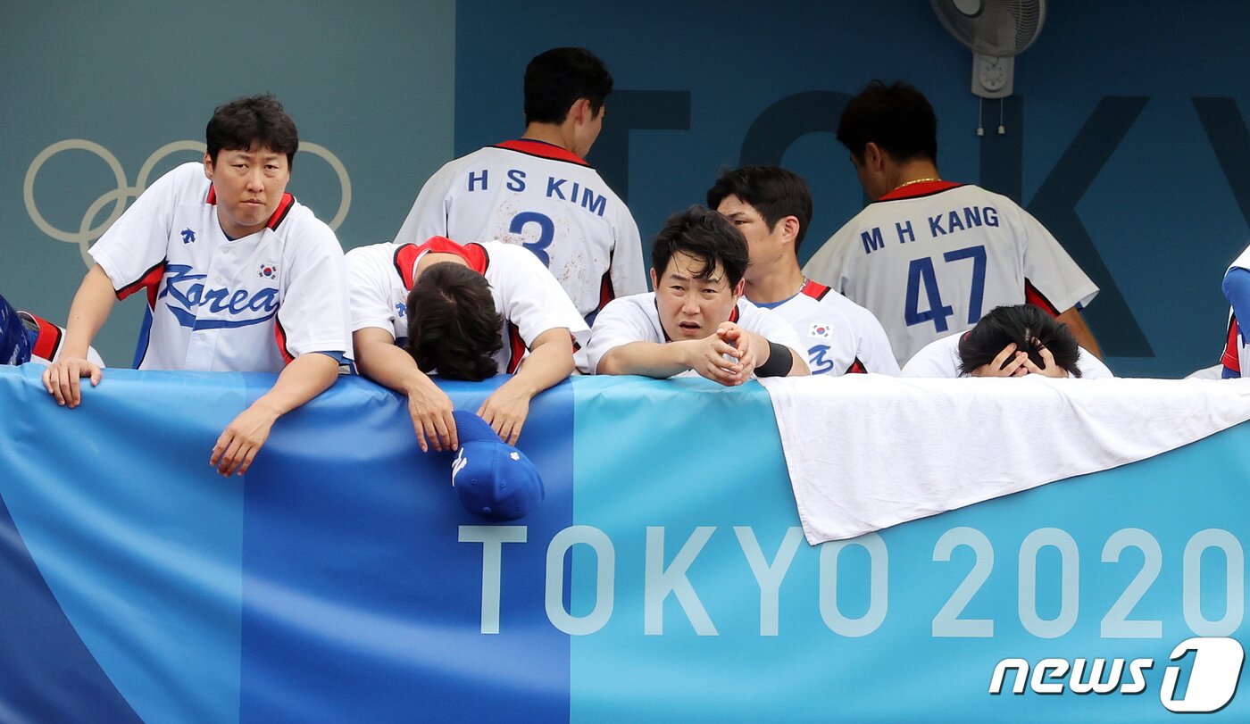 본문 이미지 - 7일 오후 일본 요코하마 스타디움에서 열린 '2020 도쿄올림픽' 대한민국과 도미니카공화국의 경기에서 대한민국 선수들이 도미니카공화국에 패하며 아쉬워하고 있다. 이날 경기는 대한민국이 도미니카에 6-10으로 패하며 4위로 마무리했다. 2021.8.7/뉴스1 ⓒ News1 이재명 기자