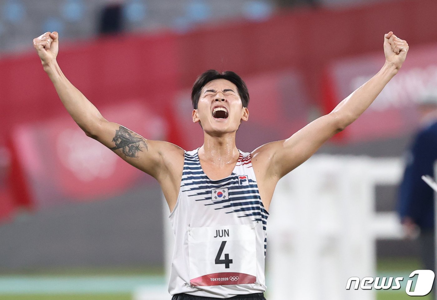 본문 이미지 - 근대5종 국가대표 전웅태가 7일 오후 일본 도쿄스타디움에서 열린 '2020 도쿄올림픽' 근대5종 경기에서 레이지 런(육상과 사격) 결승선을 통과하고 있다. 전웅태는 이날 동메달을 거머쥐었다. 한국 근대5종 역사상 첫 메달이다. 2021.8.7/뉴스1 ⓒ News1 송원영 기자