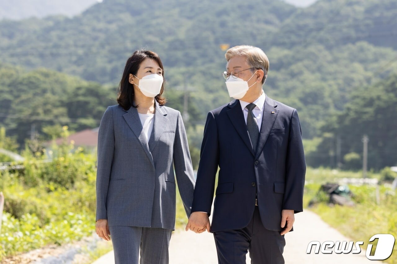 본문 이미지 - 더불어민주당 대선 예비후보인 이재명 경기도지사가 7일 오전 장인 어른의 고향인 충북 충주시 대소강 마을을 방문해 부인 김혜경씨와 대화하며 걷고 있다. (이재명 캠프 제공) 2021.8.7/뉴스1 ⓒ News1 구윤성 기자