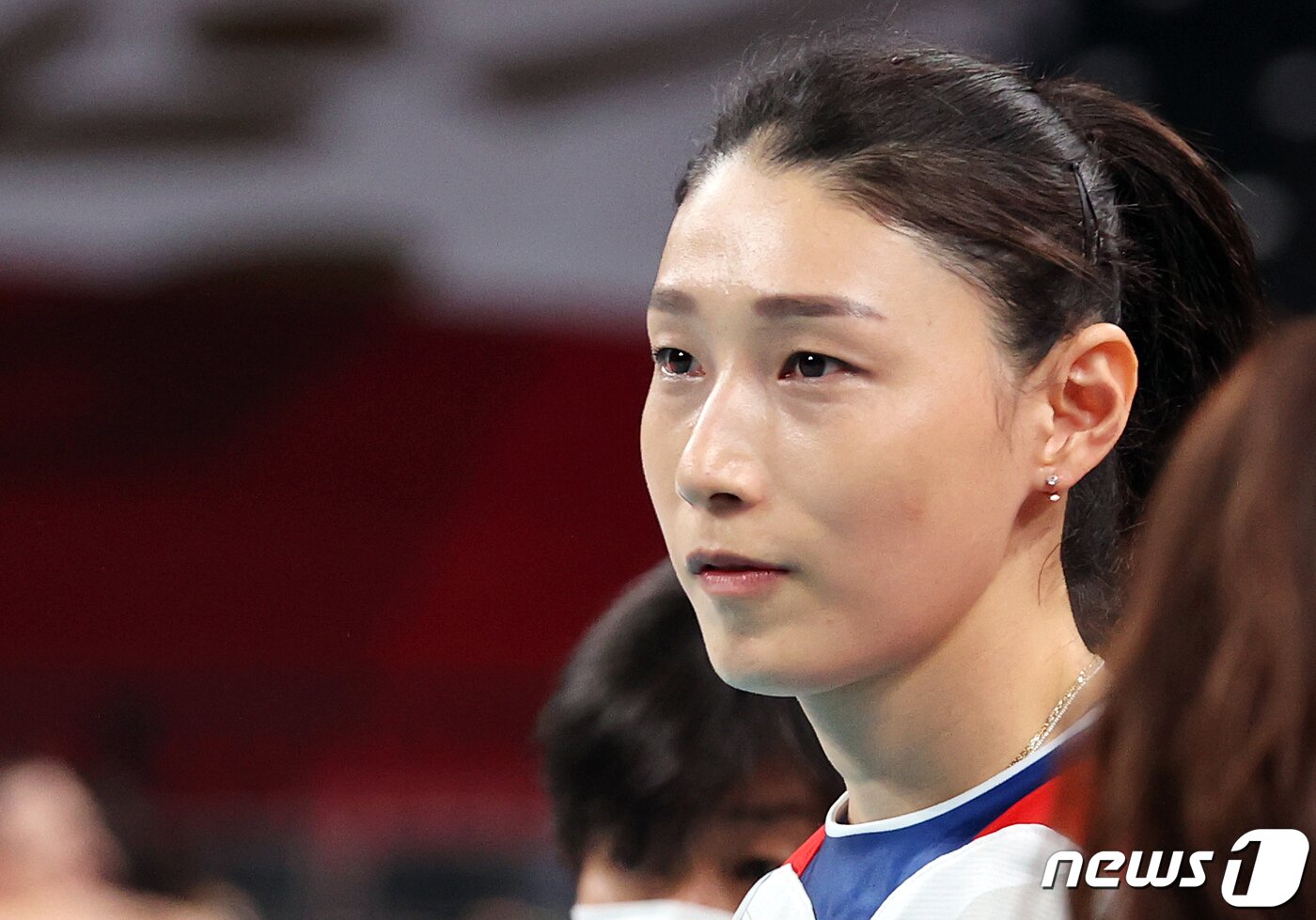 본문 이미지 - 배구 김연경 등 선수들이 8일 오전 일본 도쿄 아리아케 아레나에서 열린 '2020 도쿄올림픽' 여자 배구 동메달 결정전 대한민국과 세르비아의 경기에서 세트스코어 3대0으로 패배한 후 눈시울이 붉어져 있다. 2021.8.8/뉴스1 ⓒ News1 이재명 기자