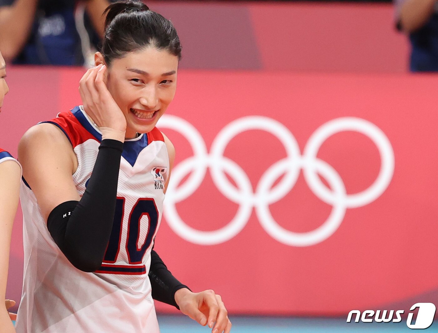 본문 이미지 - 배구 김연경이 8일 일본 도쿄 아리아케 아레나에서 열린 '2020 도쿄올림픽' 여자 배구 동메달전 대한민국과 세르비아의 경기에서 미소를 짓고있다. 2021.8.8/뉴스1 ⓒ News1 송원영 기자