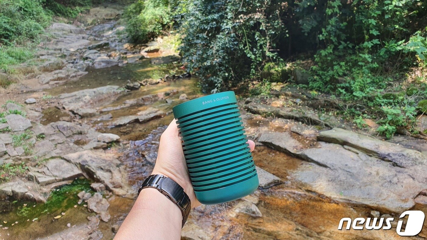 본문 이미지 - 뱅앤올룹슨 포터블 블루투스 스피커 '베오사운드 익스플로어'는 성인 남성 기준 한 손에 쏙 감길 정도의 그립감을 가졌다. ⓒ News1 정상훈 기자