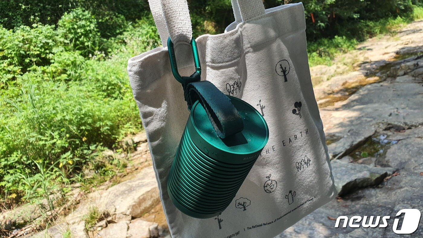 본문 이미지 - 뱅앤올룹슨 포터블 블루투스 스피커 '베오사운드 익스플로어'의 '알루미늄 카라비너'(아웃도어용 안전고리)를 에코백에 연결한 모습. ⓒ News1 정상훈 기자