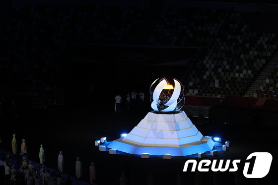 8일 오후 일본 도쿄 국립경기장에서 열린 '2020 도쿄올림픽' 폐막식에서 성화가 꺼지고 있다.  2021.8.8/뉴스1 © News1 이재명 기자