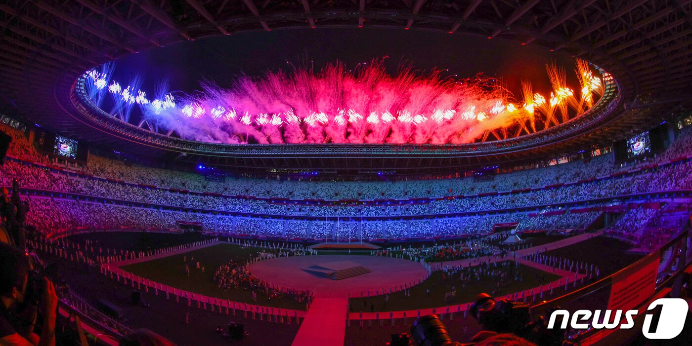 본문 이미지 - 8일 오후 일본 도쿄 국립경기장에서 열린 &#39;2020 도쿄올림픽&#39; 폐막식에서 폐막을 알리는 불꽃이 하늘을 수놓고 있다. 신종 코로나바이러스 감염증&#40;코로나19&#41; 팬데믹으로 인해 대회 1년 연기와 무관중 경기 등 사상 최악의 불안한 스포츠 축제 도쿄올림픽은 지난달 24일 개막해 17일간의 여정을 마쳤다. 대한민국 선수들은 이번 올림픽에서 종합 16위를 차지했다. 금6·은4·동10으로 코로나19 상황의 어려움 속에서 메달을 획득했다. ⓒ News1 이재명 기자