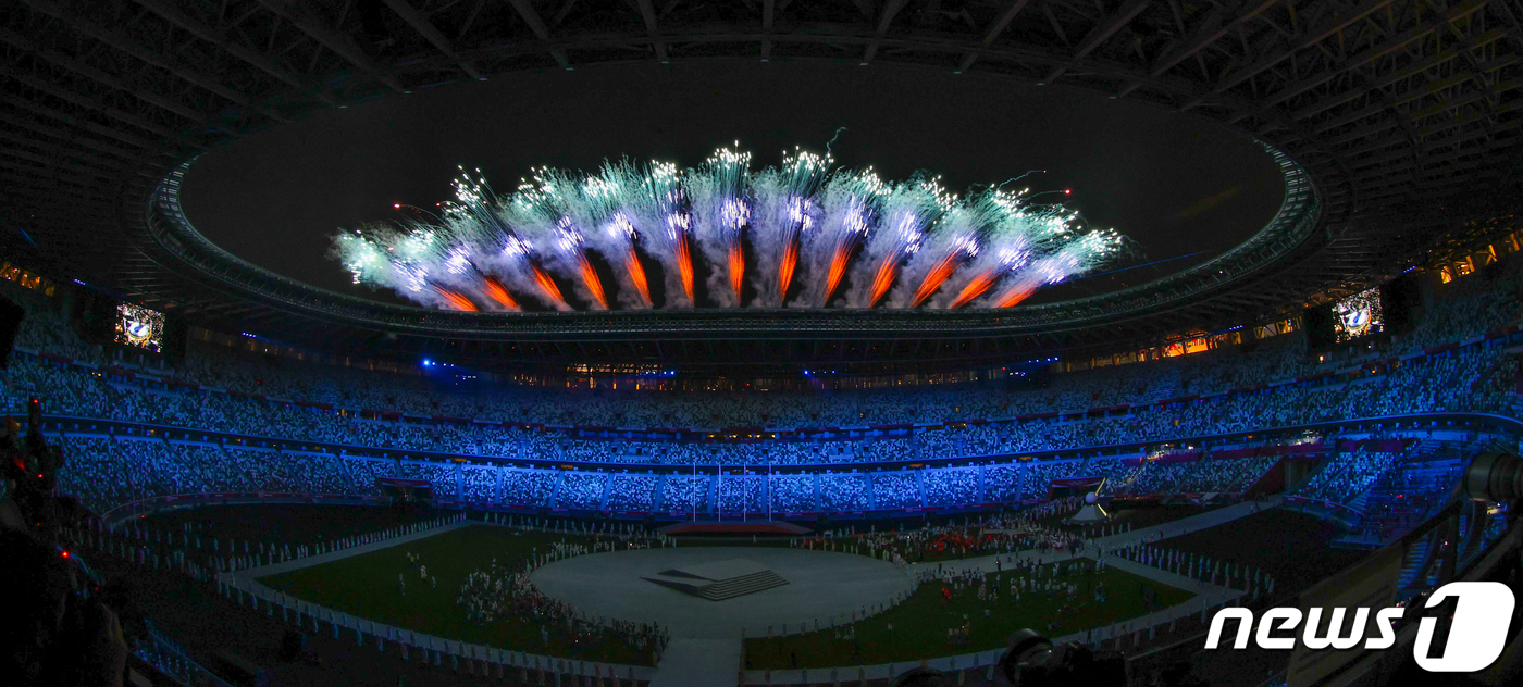 (도쿄=뉴스1) 이재명 기자 = 8일 오후 일본 도쿄 국립경기장에서 열린 '2020 도쿄올림픽' 폐막식에서 폐막을 알리는 불꽃이 하늘을 수놓고 있다. 신종 코로나바이러스 감염증(코 …