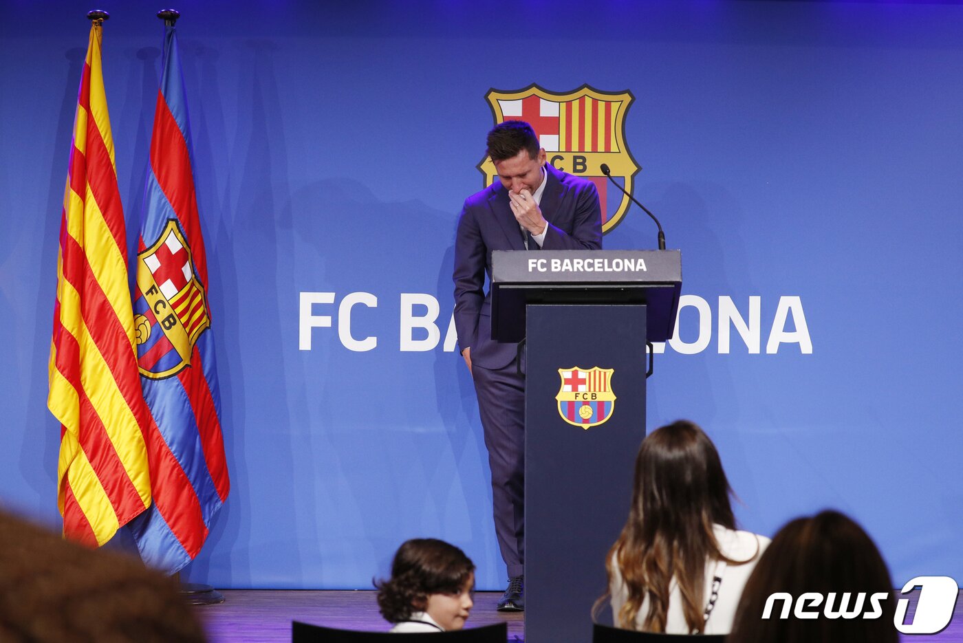 본문 이미지 - 축구 천재 리오넬 메시가 8일 FC 바르셀로나를 떠나는 것을 발표하는 기자회견 장에서 눈물을 흘리고 있다. ⓒ 로이터=뉴스1 ⓒ News1 박형기 기자