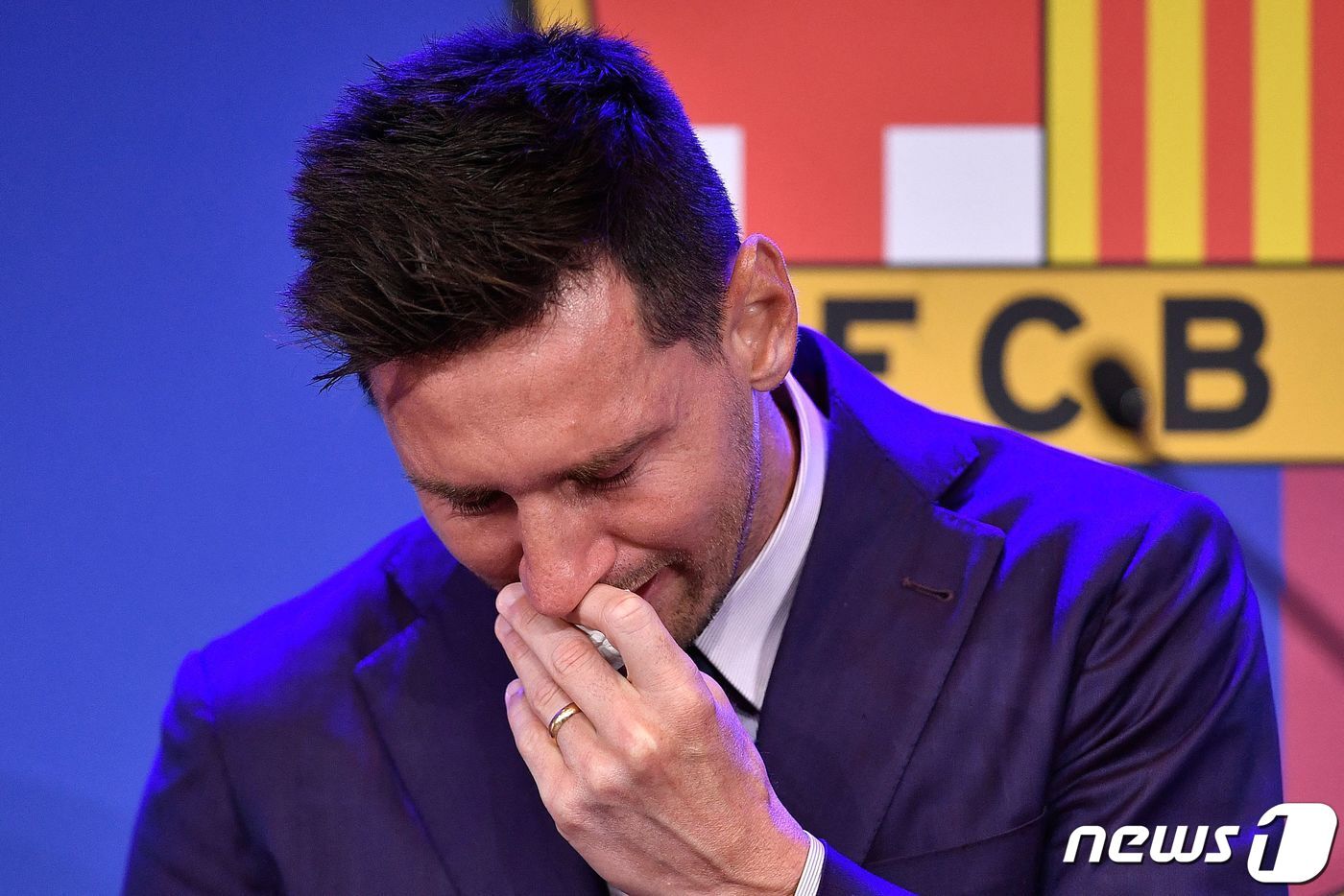 본문 이미지 - 눈물을 흘리고 있는 축구 천재 리오넬 메시. ⓒ AFP=뉴스1 ⓒ News1 박형기 기자