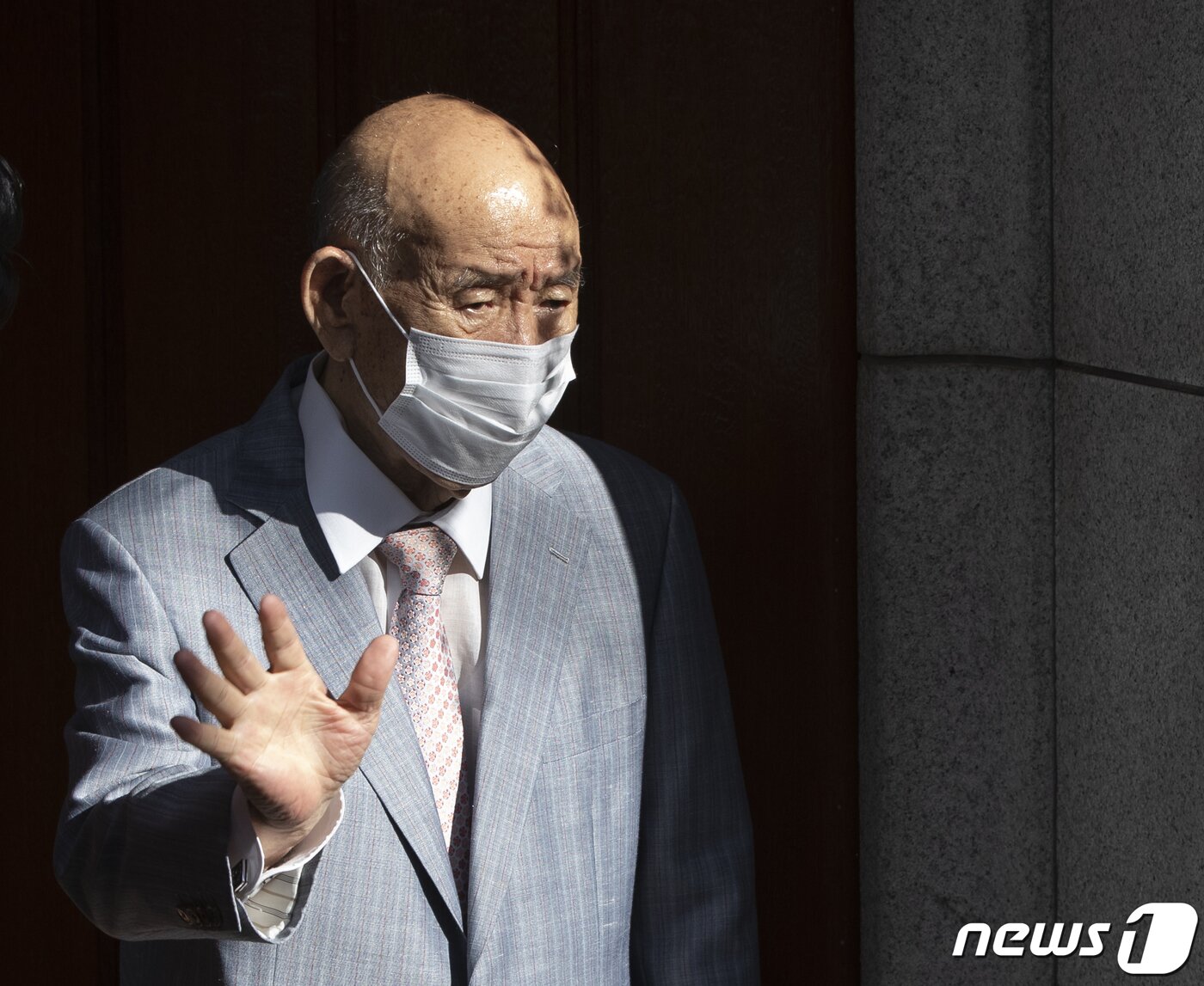 본문 이미지 - 5.18 헬기사격을 증언한 고(故) 조비오 신부에 대한 사자명예훼손 혐의로 재판을 받는 전두환이 광주지방법원에서 열리는 항소심에 출석하기 위해 9일 오전 서울 서대문구 연희동 자택을 나서고 있다. 2021.8.9/뉴스1 ⓒ News1 신웅수 기자