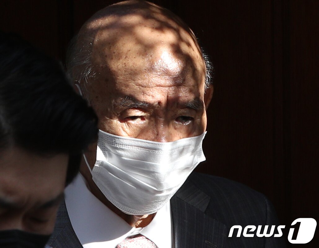본문 이미지 - 5.18 헬기사격을 증언한 고&#40;故&#41; 조비오 신부에 대한 사자명예훼손 혐의로 재판을 받는 전두환이 광주지방법원에서 열리는 항소심에 출석하기 위해 9일 오전 서울 서대문구 연희동 자택을 나서고 있다. ⓒ News1 신웅수 기자