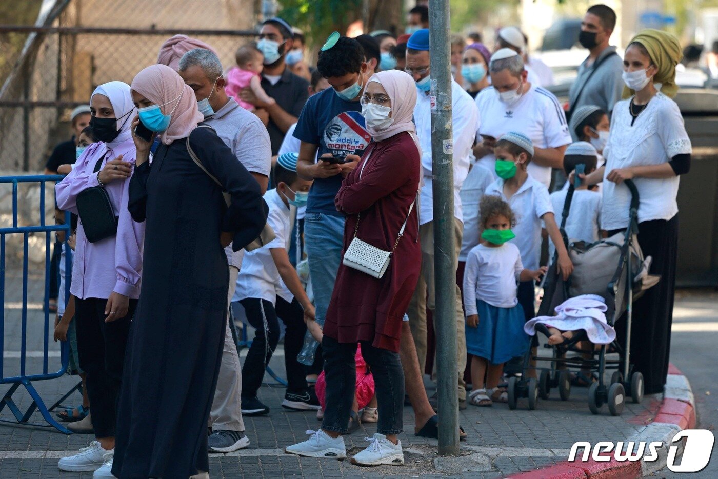 본문 이미지 - 8일 예루살렘에 마련된 코로나19 신속 항원검사 센터에서 유대인들이 검사를 기다리고 있다. ⓒ AFP=뉴스1 ⓒ News1 