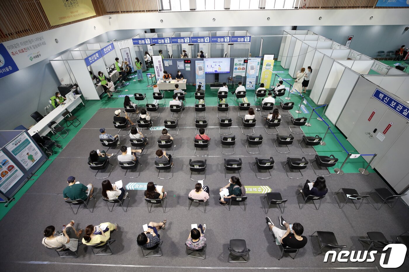 본문 이미지 - 9일부터 만 18~49세 성인 1,777만명이 10부제 방식으로 신종 코로나바이러스 감염증&#40;코로나19&#41; 백신 사전예약을 진행한다. 이들 18~49세는 오는 26일부터 9월30일까지 화이자 또는 모더나 백신을 자신이 희망하는 곳에서 접종할 수 있다. 당국은 시스템 과부화와 접속 실패 등의 불편을 최소화하기 위해 카카오, 네이버, PASS앱 등 민간 클라우드로 그 기능을 이관해 간편인증 체계를 도입했다. 9일 서울 서대문구 북아현문화체육센터에 마련된 신종 코로나바이러스 감염증&#40;코로나19&#41; 백신 예방 접종센터에서 접종을 마친 시민들이 이상반응 모니터링을 위해 대기하고 있다. ⓒ News1 이승배 기자