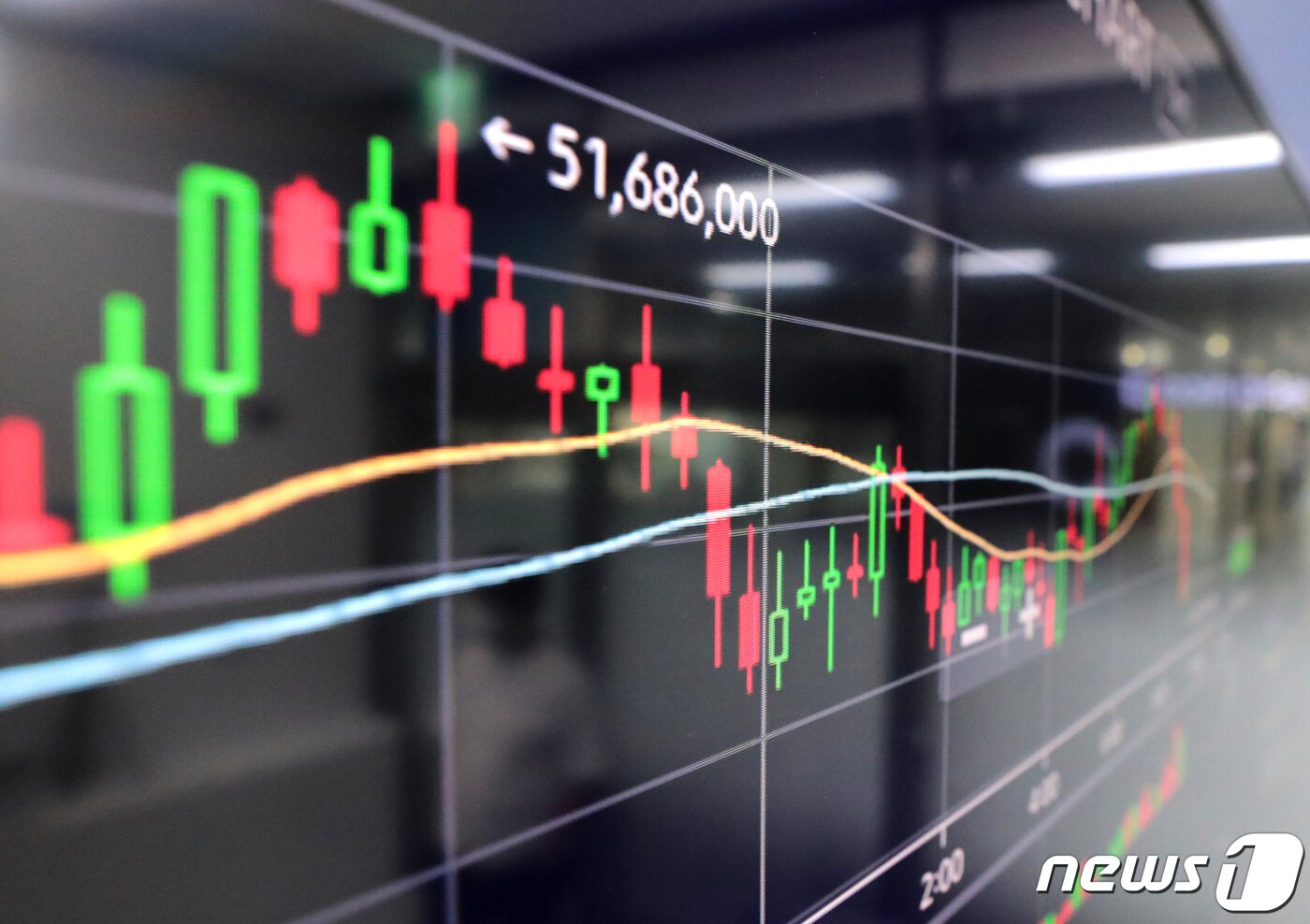 본문 이미지 - 비트코인이 지난 주말 상승세를 이어가며 5000만원을 돌파했다. 9일 오전 국내 암호화폐 거래소 빗썸에 따르면 이날 오전 7시 10분경 기준 비트코인은 24시간 전 대비 1.70% 오른 5152만4000원, 시가총액 2위인 이더리움은 1.49% 상승한 354만5000에 거래되고 있다. 이달 초 비트코인은 미국발 규제 리스크로 인해 상단이 제한되는 모습이었으나 이더리움 하드포크를 호재로 암호화폐 시장이 반응한 것으로 보인다. 사진은 9일 서울 용산구 코인원 시세전광판. ⓒ News1 이성철 기자
