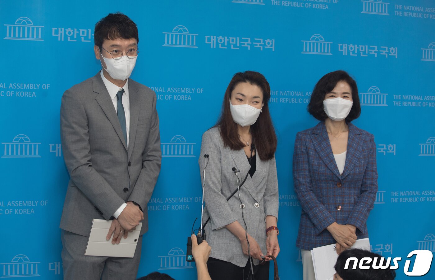 본문 이미지 - 국민의힘 김웅 의원(왼쪽부터)과 김예지 의원, 민현주 전 의원이 9일 오전 국회 소통관에서 국민의힘 유승민 대통령예비후보 캠프 대변인단 명단을 발표하고 있다.. ⓒ News1 오대일 기자